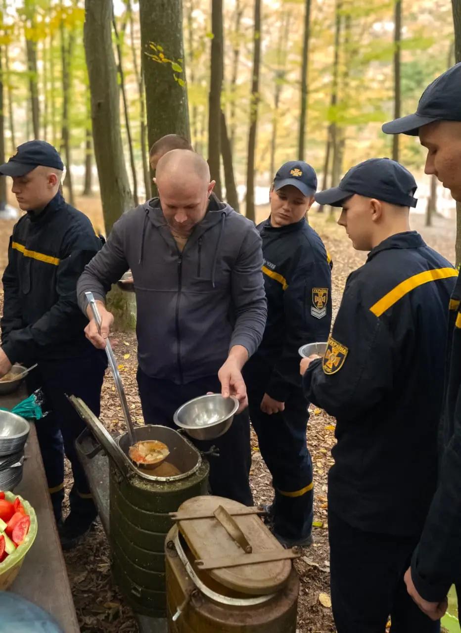 На відповідних локаціях курсові офіцери провели з вихованцями різноманітні активності, серед яких: рухливі ігри з м'ячем, перетягування канату між командами, страйкбольний тир, естафетні забави та ін.