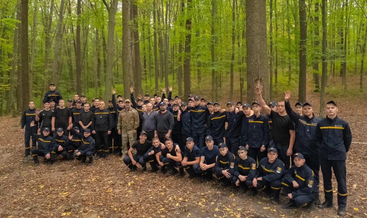На відповідних локаціях курсові офіцери провели з вихованцями різноманітні активності, серед яких: рухливі ігри з м'ячем, перетягування канату між командами, страйкбольний тир, естафетні забави та ін.