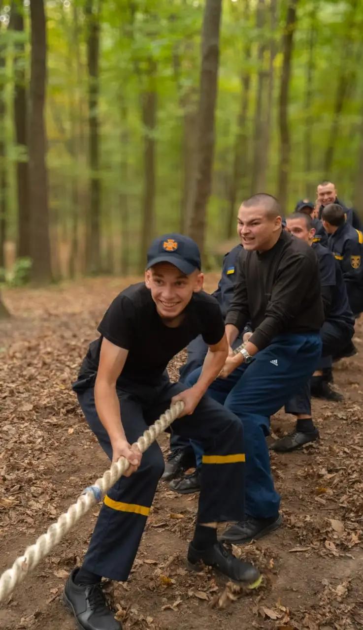 На відповідних локаціях курсові офіцери провели з вихованцями різноманітні активності, серед яких: рухливі ігри з м'ячем, перетягування канату між командами, страйкбольний тир, естафетні забави та ін.