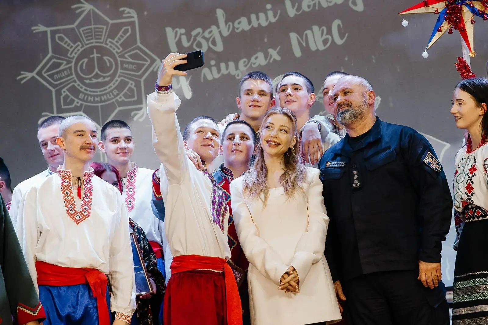 На честь Різдва провели у нашому ліцеї Конкурс різдвяних колядок з головною ведучою - Тіною Кароль