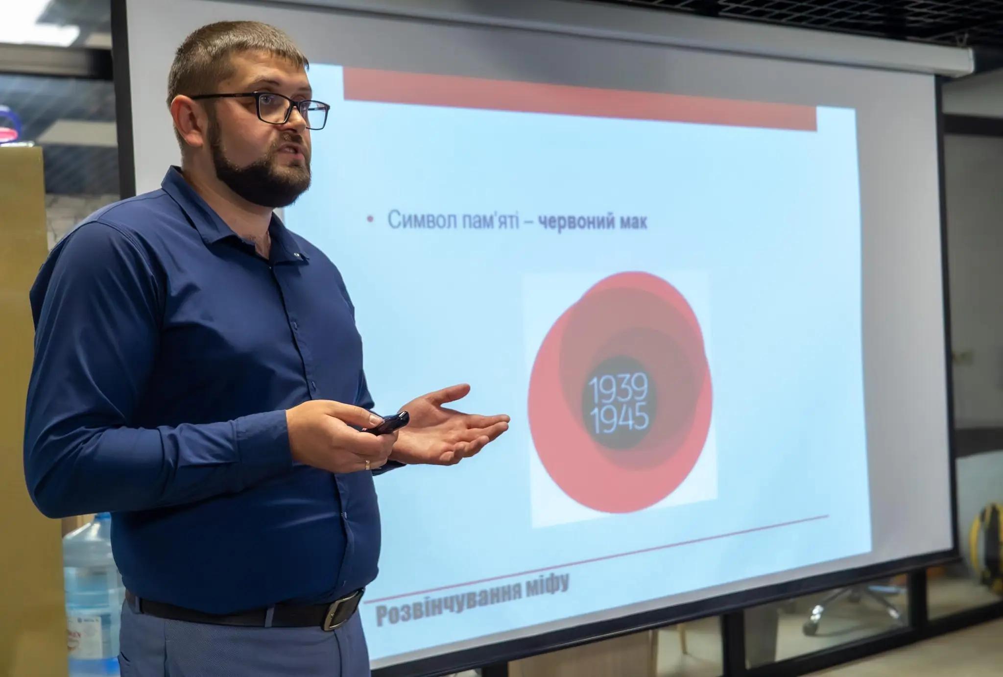 Ліцеїсти покладають квіти до «Дерева свободи» та тримають червоні маки — символ пам’яті про жертв війни