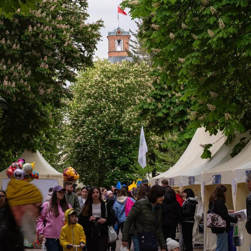 Ліцеїсти Вінницького ліцею на книжковому фестивалі VinBookFest 2025 біля вежі Артинова у Вінниці