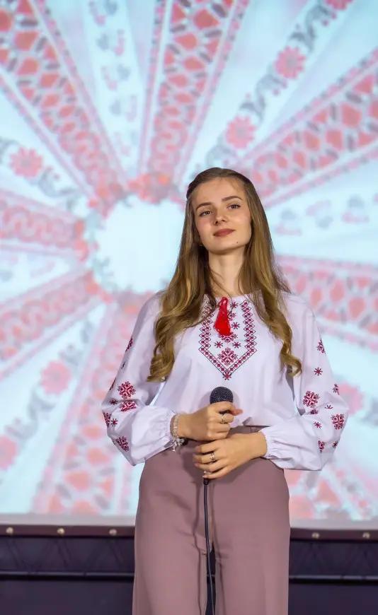 Ліцеїсти та гості у вишиванках виступають на сцені під час святкового концерту у Вінницькому ліцеї