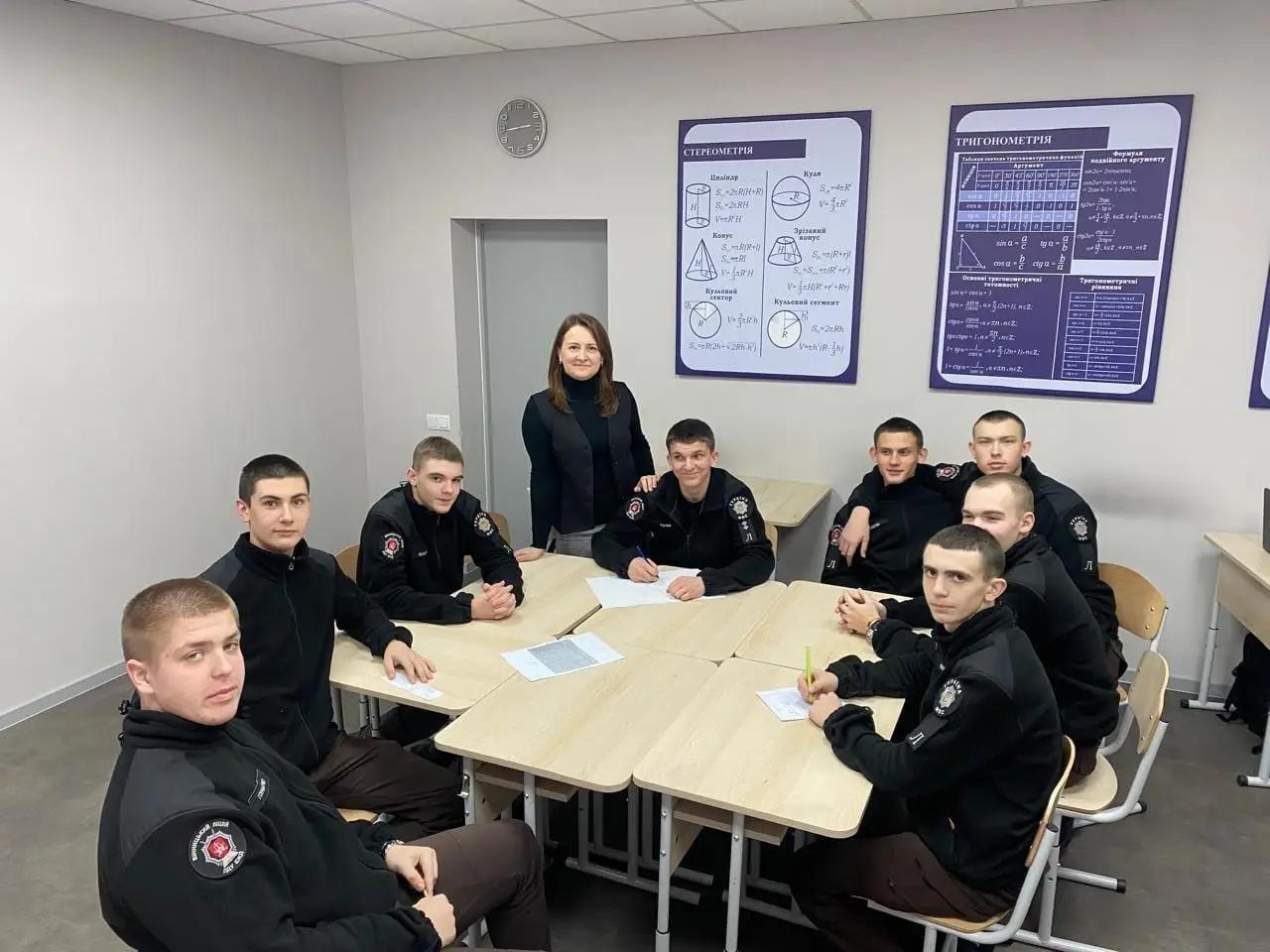 Богатченко Світлана запросила учнів 22 групи до подорожі на планету Многогранників.