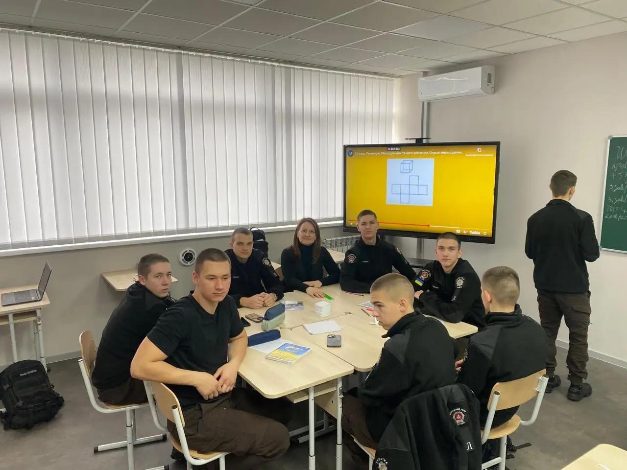 Богатченко Світлана запросила учнів 22 групи до подорожі на планету Многогранників.