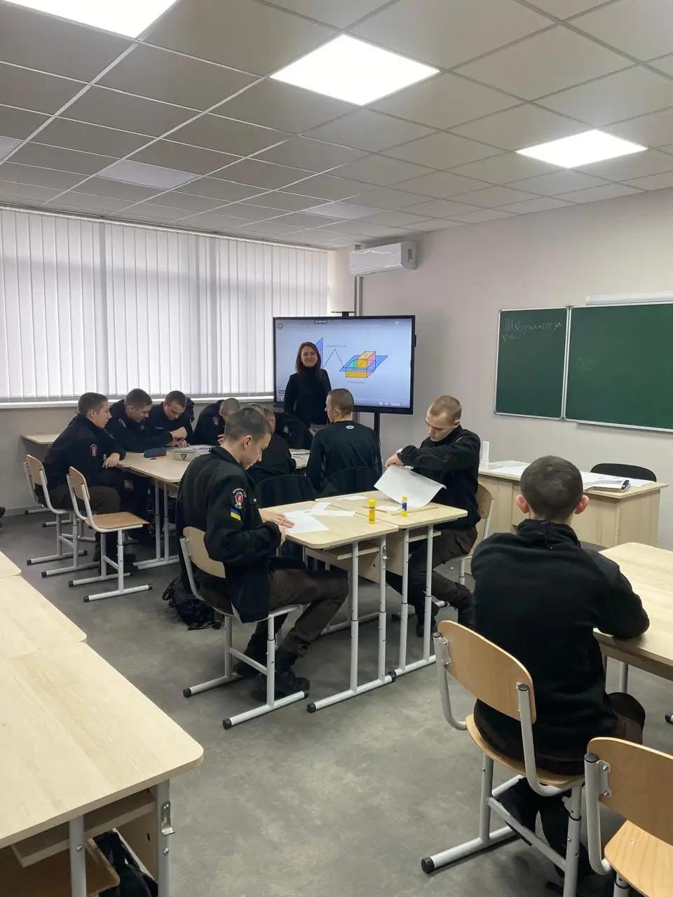 Богатченко Світлана запросила учнів 22 групи до подорожі на планету Многогранників.