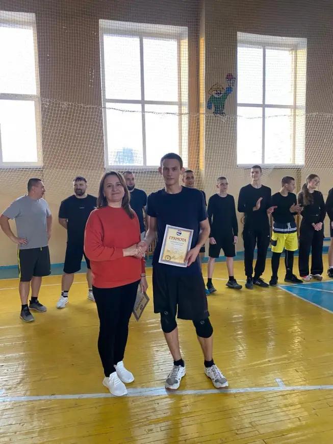 Поєдинок складався із гравців 6 команд, 5 з яких утворили учні, а шоста команда під назвою "Поважні" належала офіцерам та працівникам ліцею.