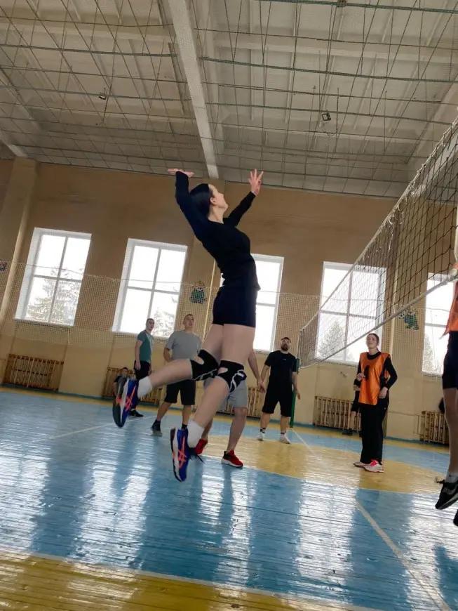 Поєдинок складався із гравців 6 команд, 5 з яких утворили учні, а шоста команда під назвою "Поважні" належала офіцерам та працівникам ліцею.