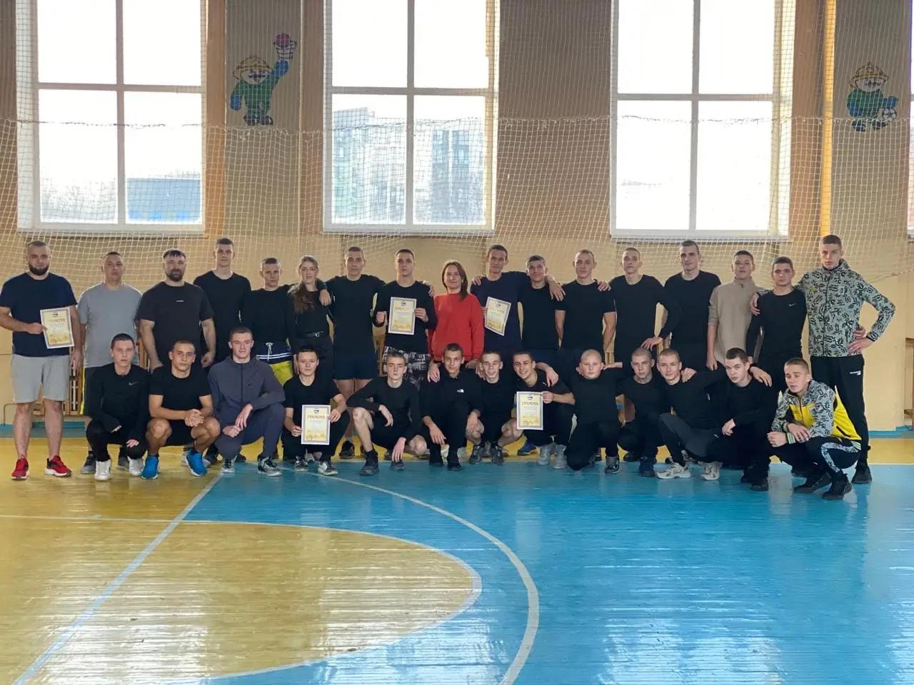 Поєдинок складався із гравців 6 команд, 5 з яких утворили учні, а шоста команда під назвою "Поважні" належала офіцерам та працівникам ліцею.