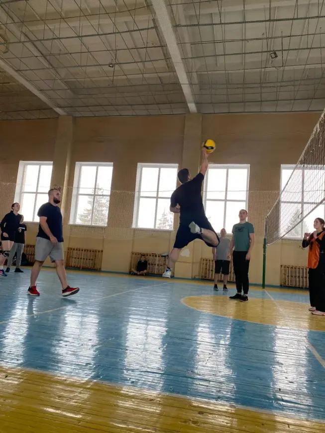 Поєдинок складався із гравців 6 команд, 5 з яких утворили учні, а шоста команда під назвою "Поважні" належала офіцерам та працівникам ліцею.