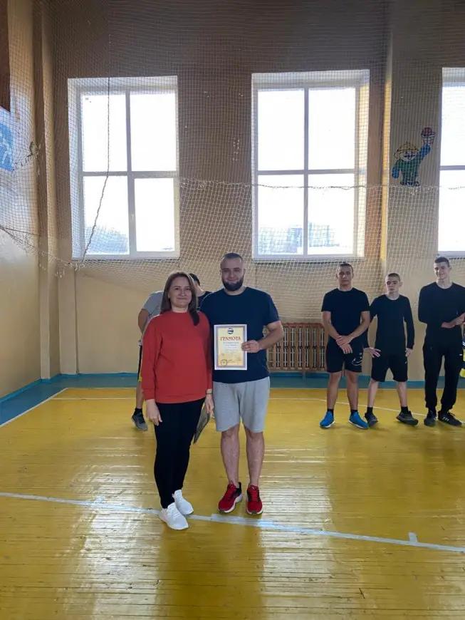 Поєдинок складався із гравців 6 команд, 5 з яких утворили учні, а шоста команда під назвою "Поважні" належала офіцерам та працівникам ліцею.