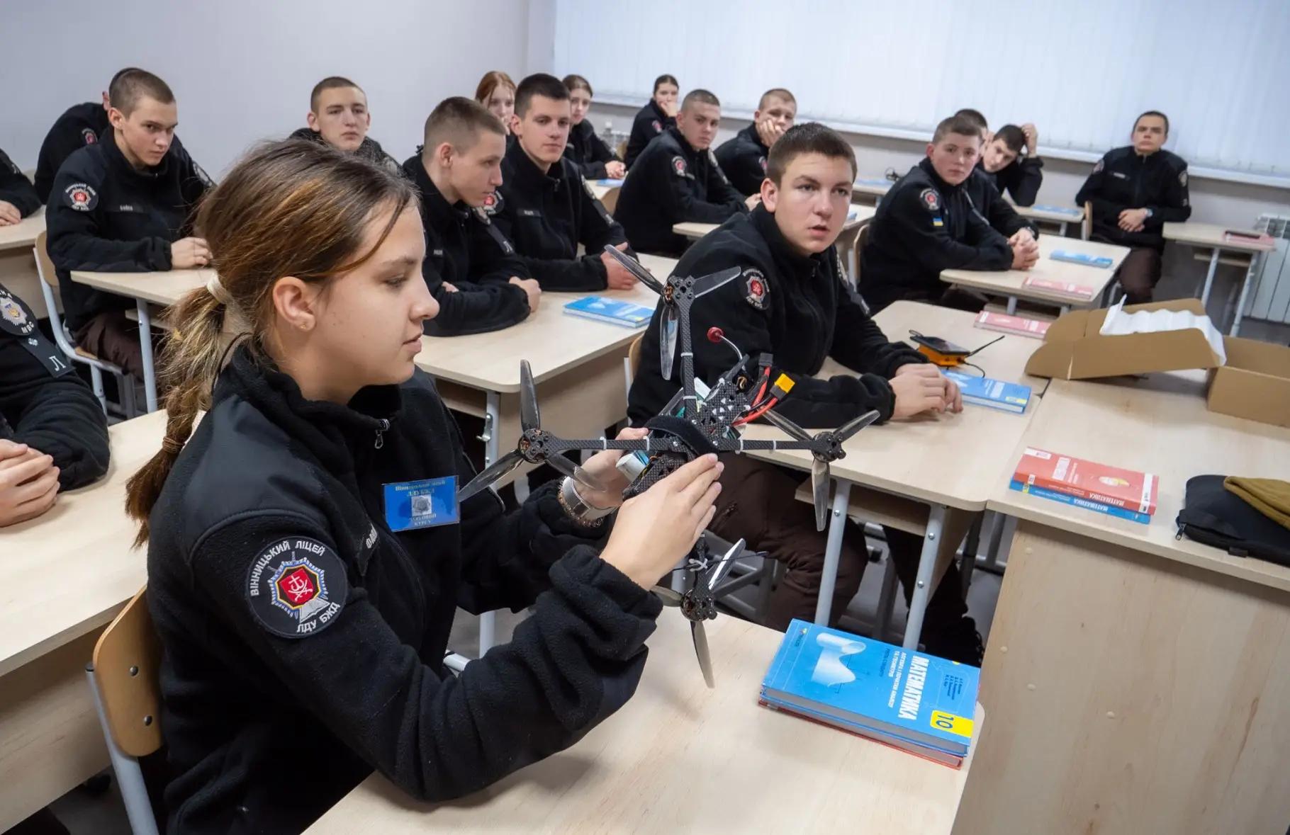 Представниками навчального центру Національної академії Національної гвардії України для наших ліцеїстів проведено ряд занять військово-патріотичного спрямування та викликів сьогодення