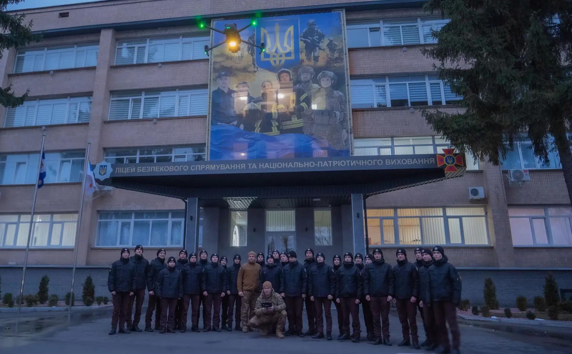 Представниками навчального центру Національної академії Національної гвардії України для наших ліцеїстів проведено ряд занять військово-патріотичного спрямування та викликів сьогодення