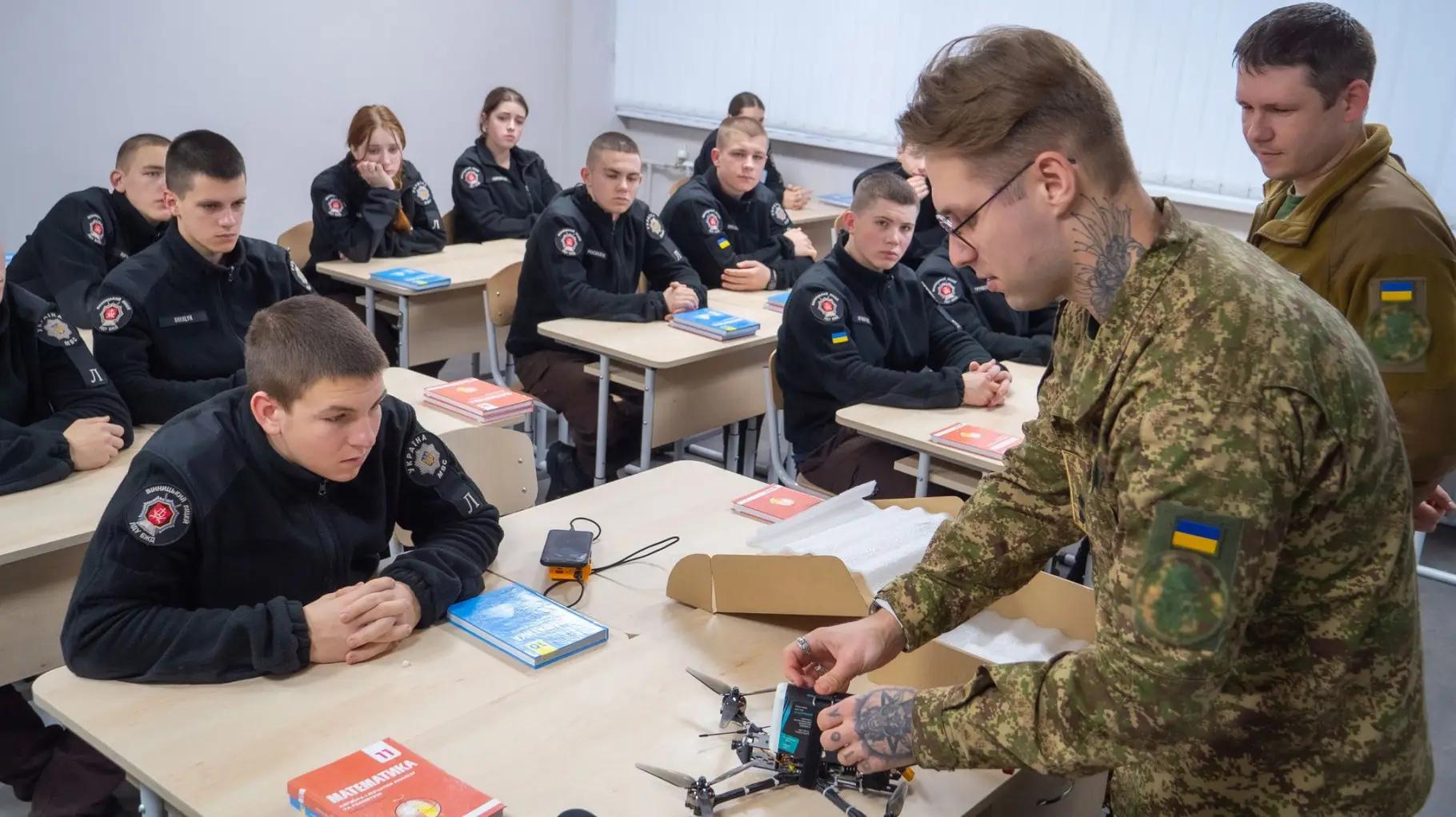 Представниками навчального центру Національної академії Національної гвардії України для наших ліцеїстів проведено ряд занять військово-патріотичного спрямування та викликів сьогодення