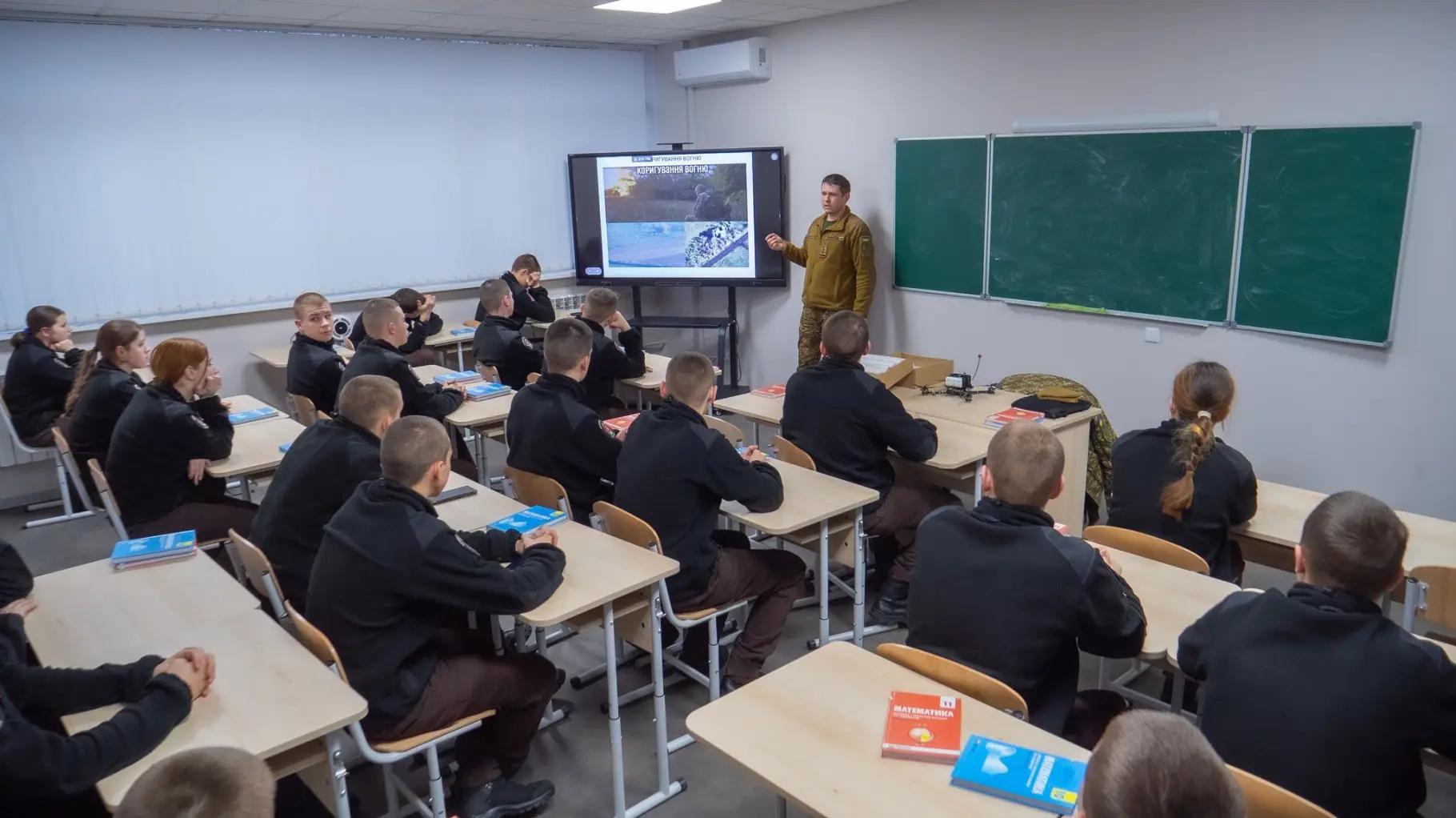 Представниками навчального центру Національної академії Національної гвардії України для наших ліцеїстів проведено ряд занять військово-патріотичного спрямування та викликів сьогодення
