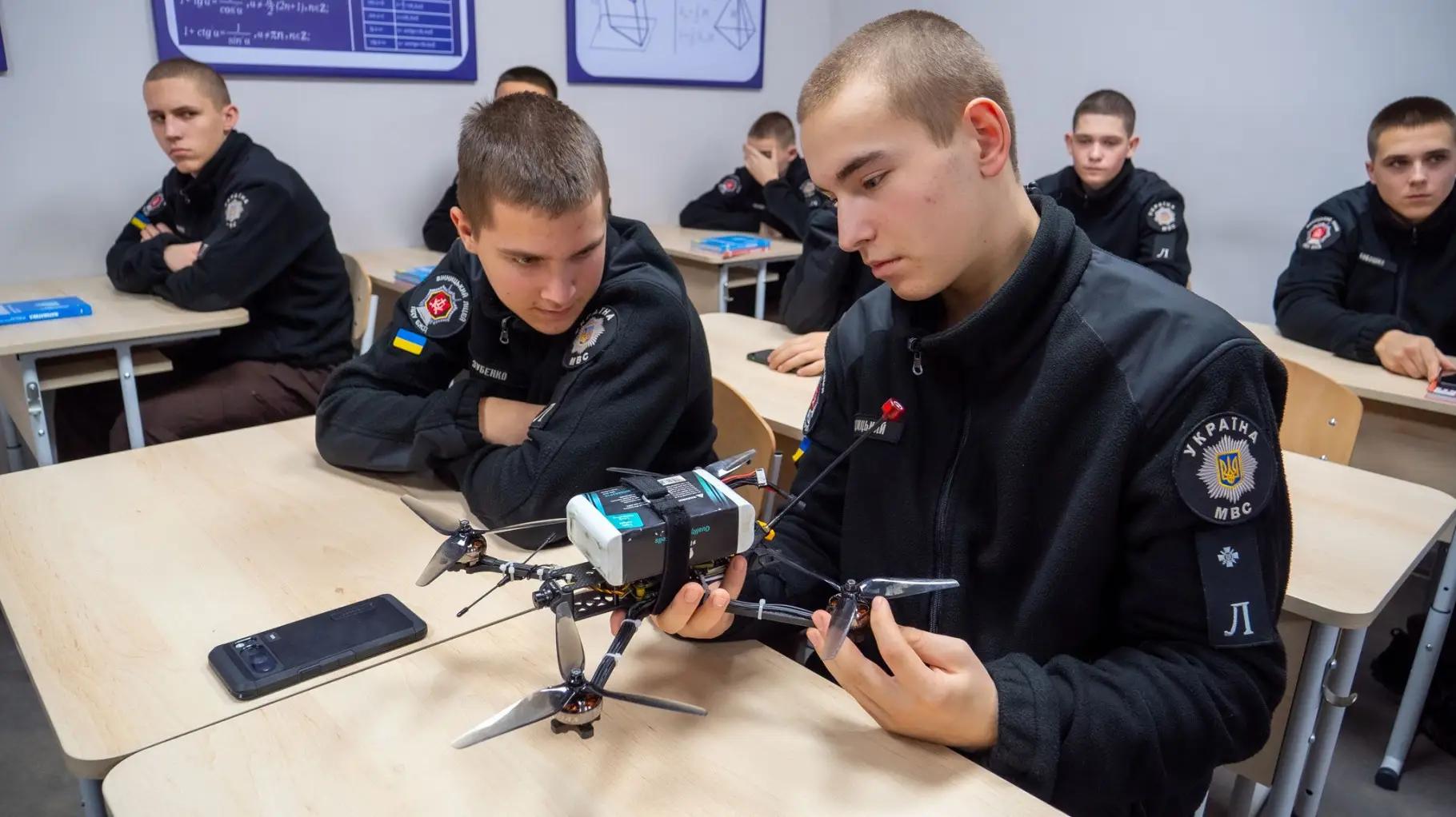 Представниками навчального центру Національної академії Національної гвардії України для наших ліцеїстів проведено ряд занять військово-патріотичного спрямування та викликів сьогодення