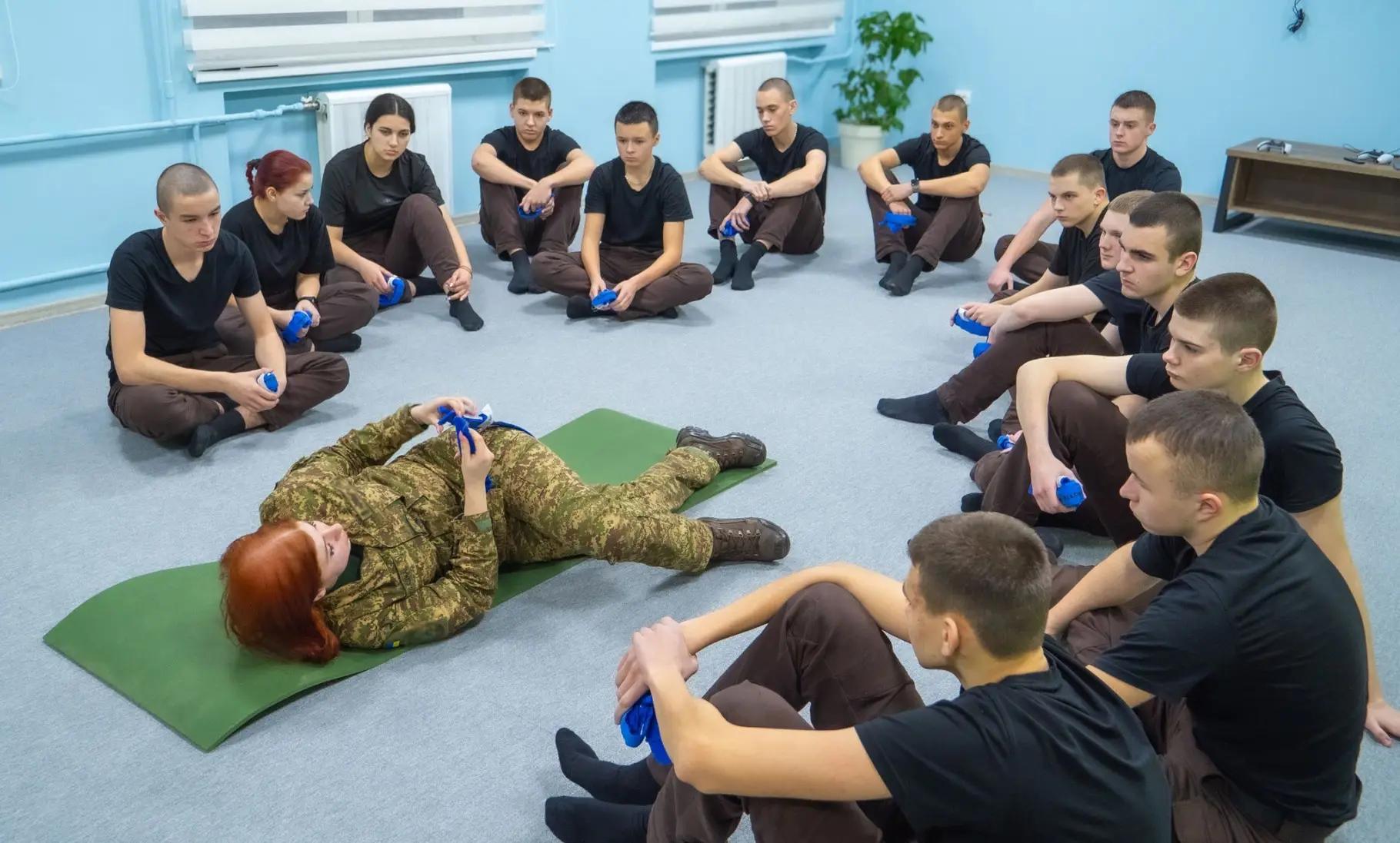 Представниками навчального центру Національної академії Національної гвардії України для наших ліцеїстів проведено ряд занять військово-патріотичного спрямування та викликів сьогодення
