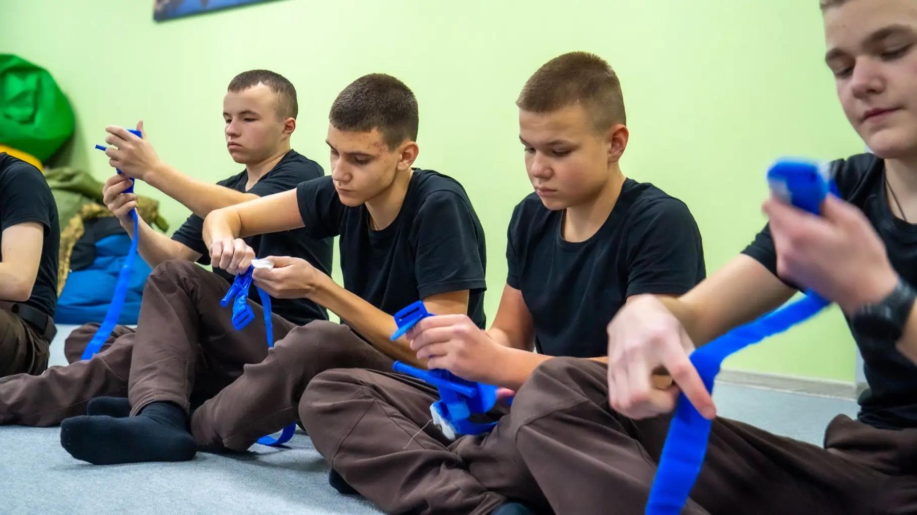 Представниками навчального центру Національної академії Національної гвардії України для наших ліцеїстів проведено ряд занять військово-патріотичного спрямування та викликів сьогодення