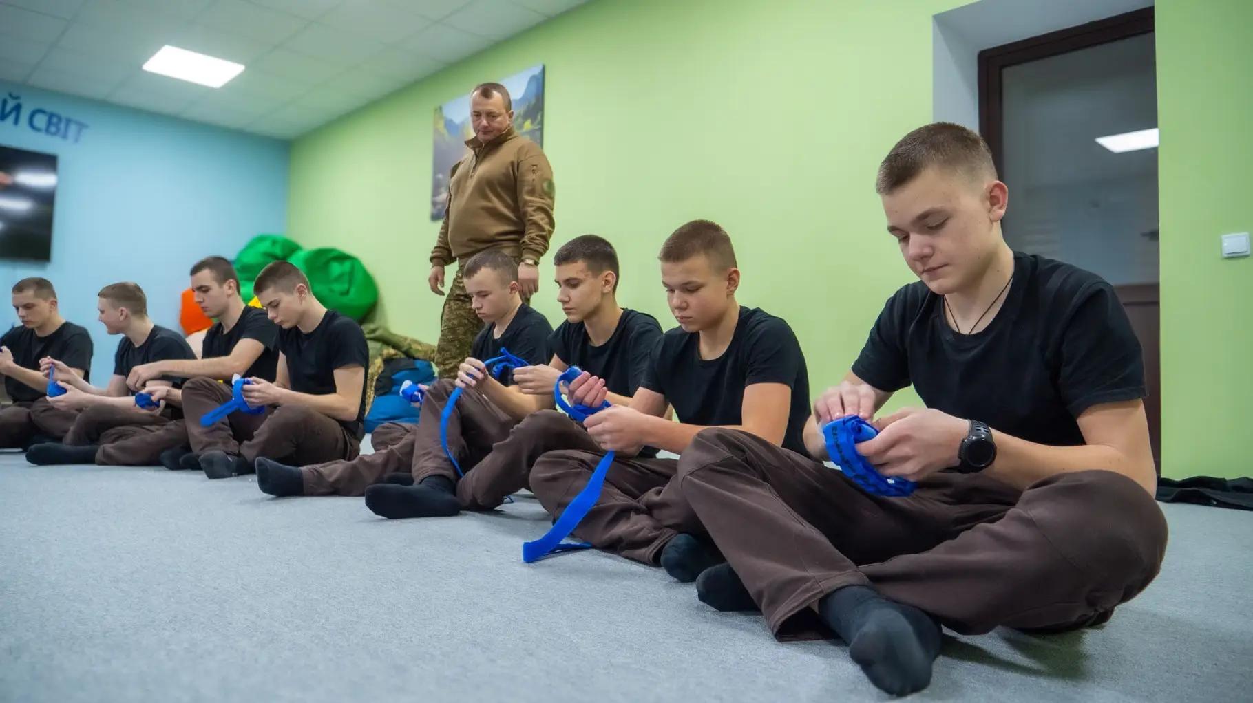 Представниками навчального центру Національної академії Національної гвардії України для наших ліцеїстів проведено ряд занять військово-патріотичного спрямування та викликів сьогодення