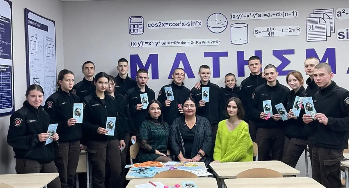 Колективне фото ліцеїстів та персоналу з представниками Центру Життєстійкості