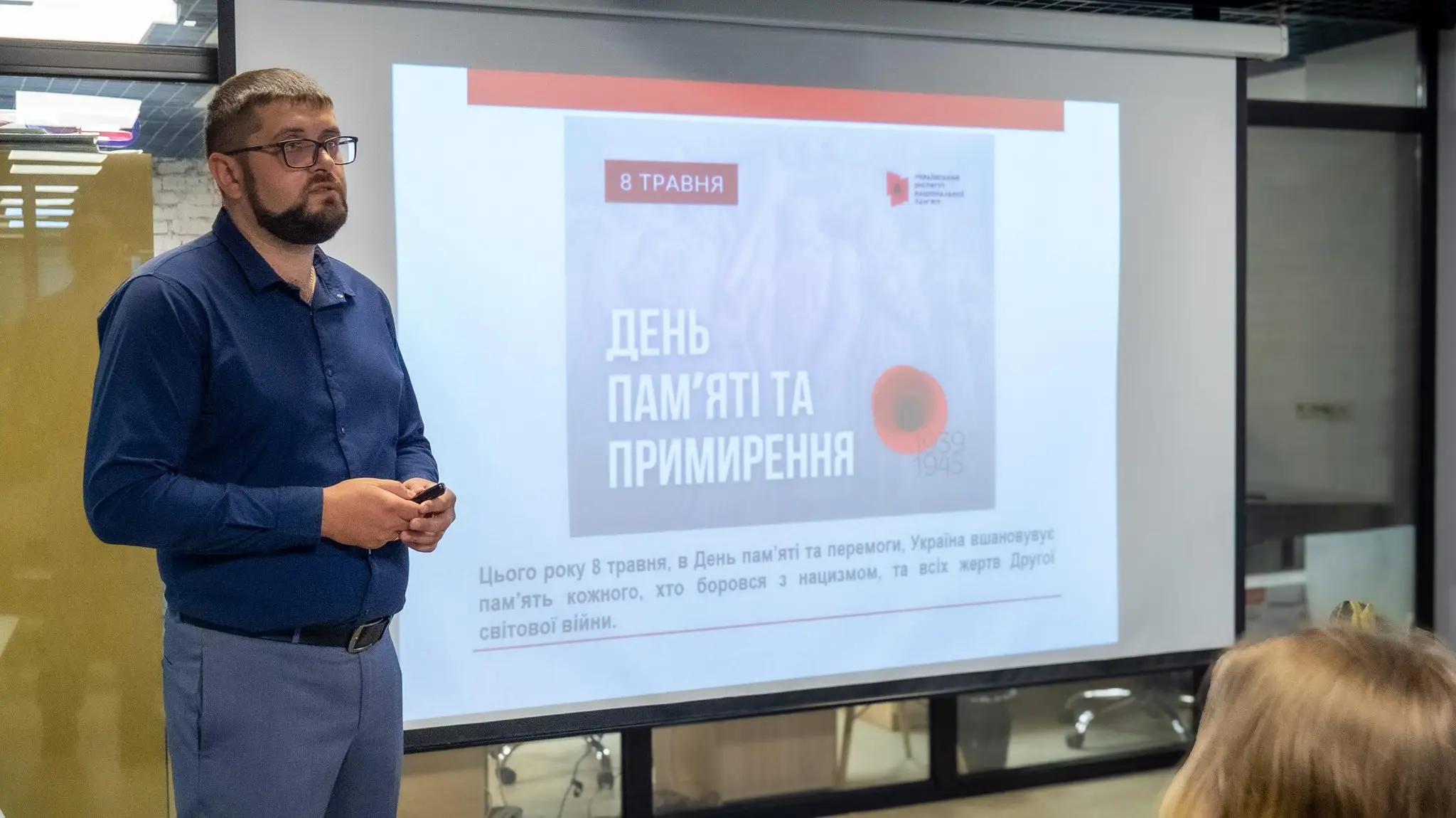 Ліцеїсти покладають квіти до «Дерева свободи» та тримають червоні маки — символ пам’яті про жертв війни