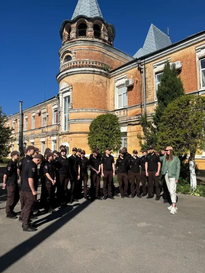Ліцеїсти під час уроку-реконструкції, присвяченого подіям Другої світової війни у Вінниці