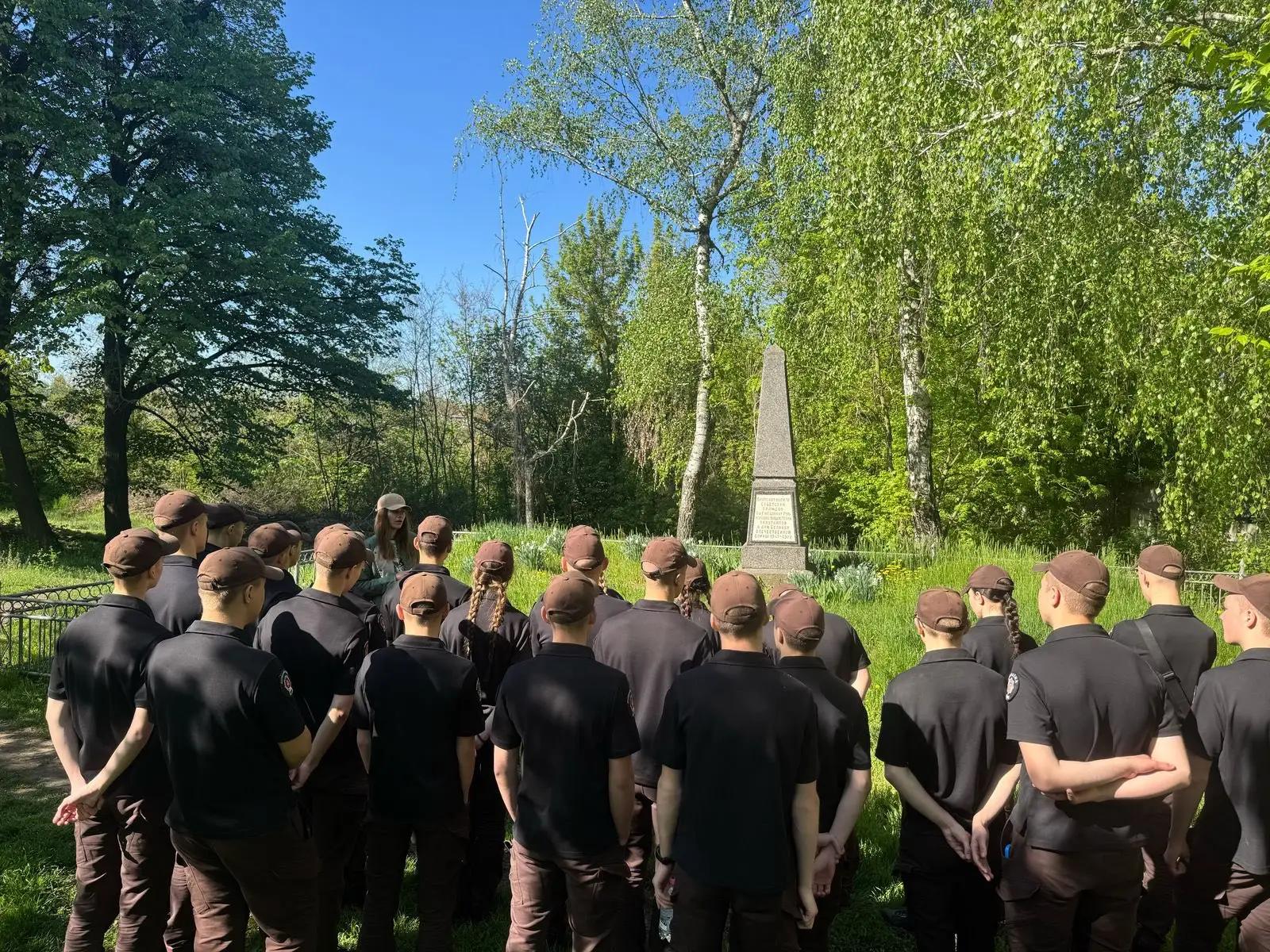 Ліцеїсти під час уроку-реконструкції, присвяченого подіям Другої світової війни у Вінниці