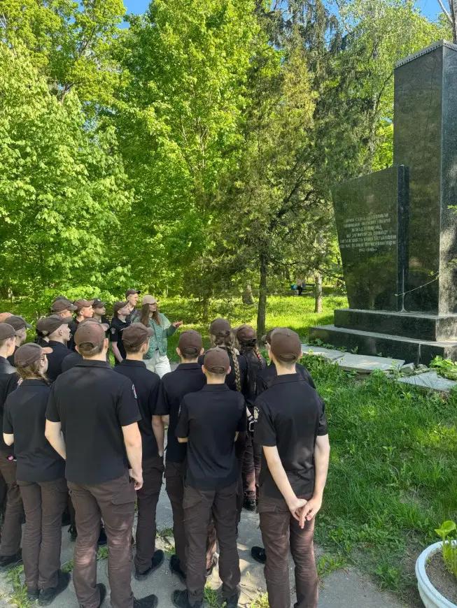 Ліцеїсти під час уроку-реконструкції, присвяченого подіям Другої світової війни у Вінниці
