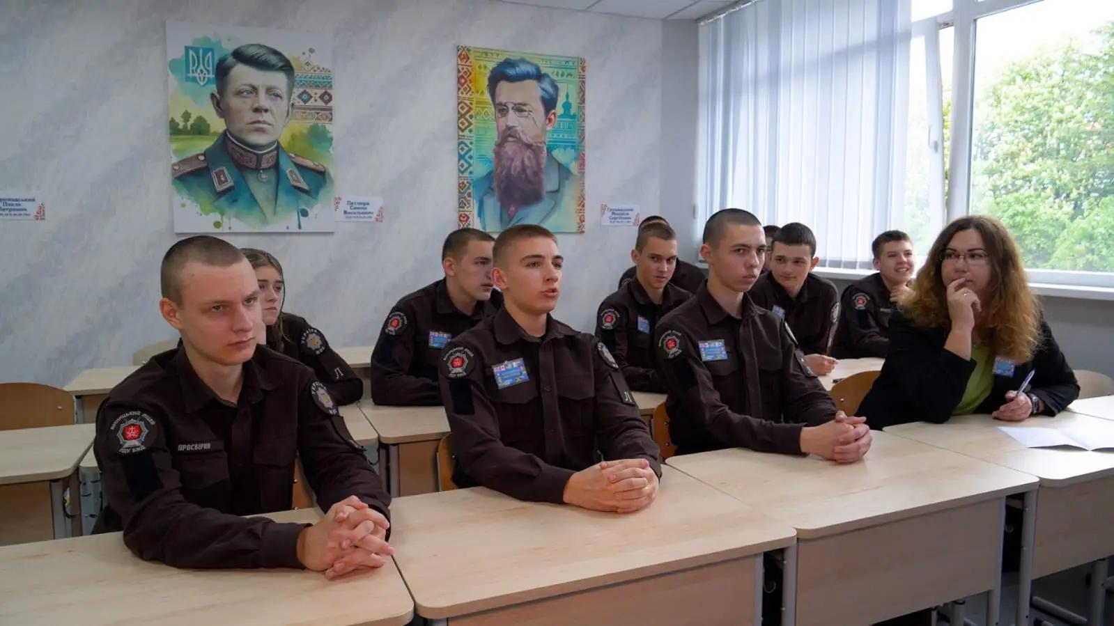 Ліцеїсти з Вінниці та Дніпра під час онлайн-засідання International English Club, присвяченого Дню Європи