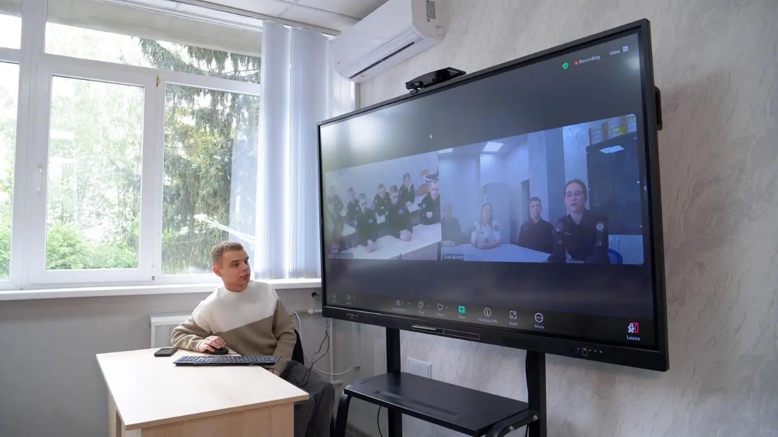 Ліцеїсти з Вінниці та Дніпра під час онлайн-засідання International English Club, присвяченого Дню Європи