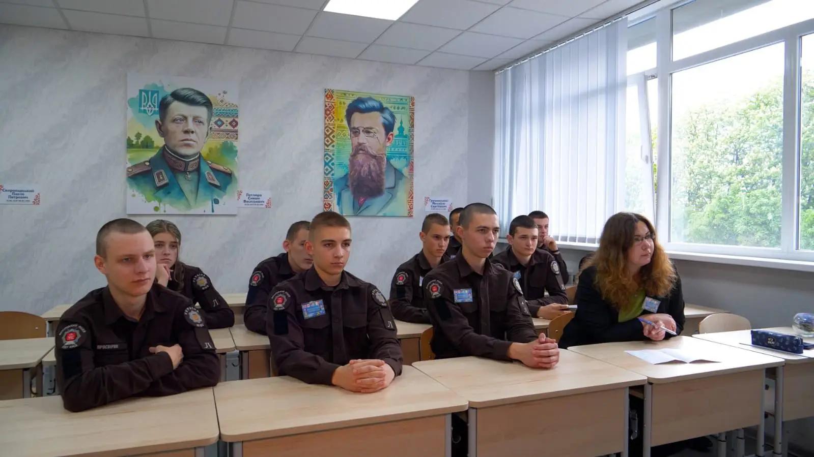 Ліцеїсти з Вінниці та Дніпра під час онлайн-засідання International English Club, присвяченого Дню Європи