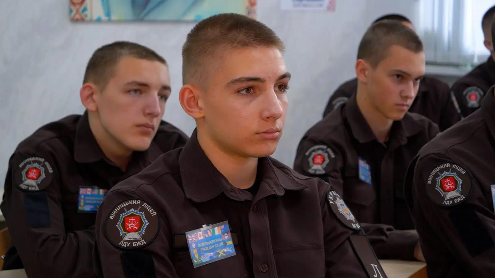 Ліцеїсти з Вінниці та Дніпра під час онлайн-засідання International English Club, присвяченого Дню Європи