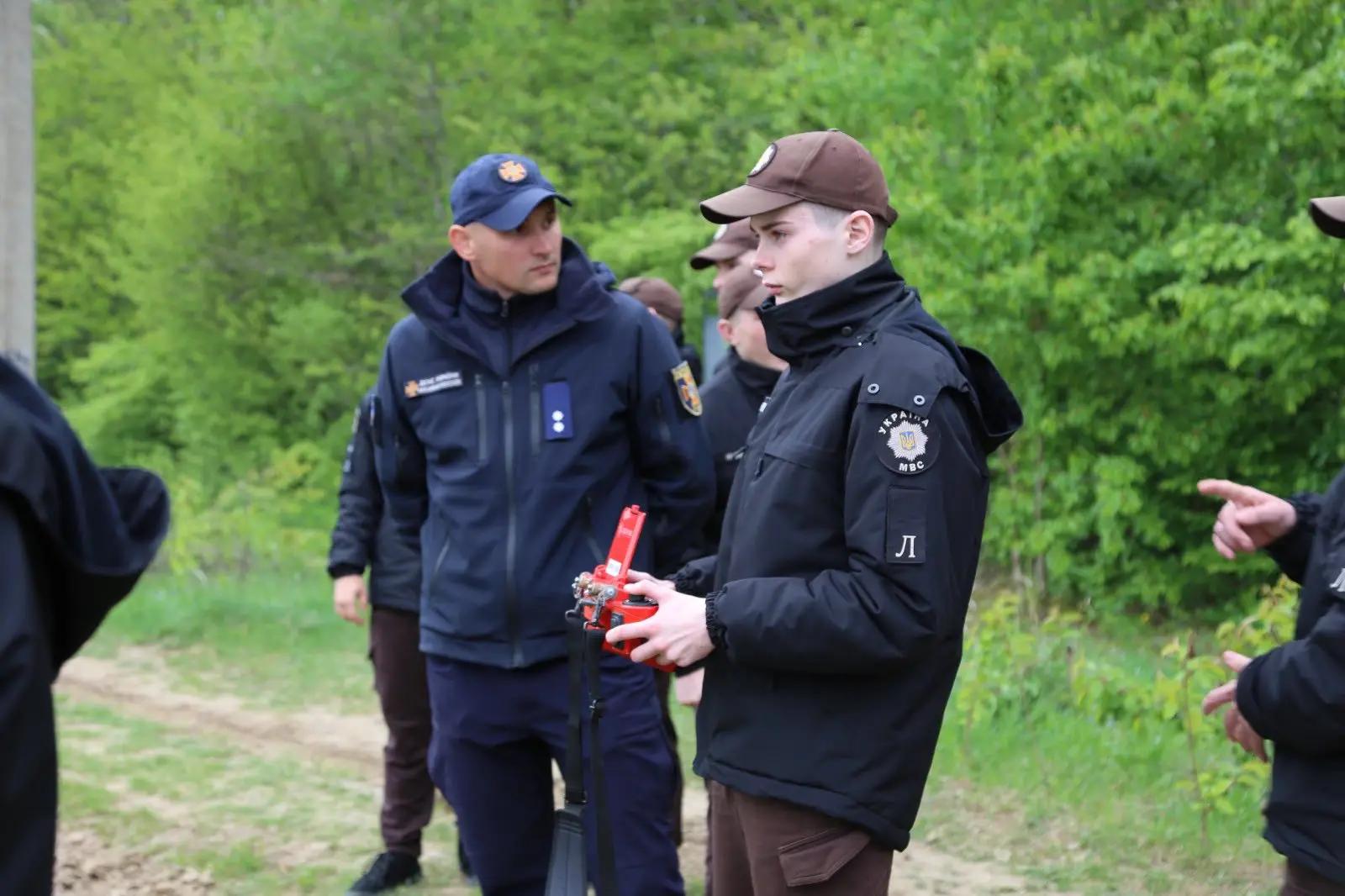 Інструктори ВПУ ЛДУ БЖД демонструють машини механізованого розмінування під час заняття для ліцеїстів Вінницького ліцею МВС