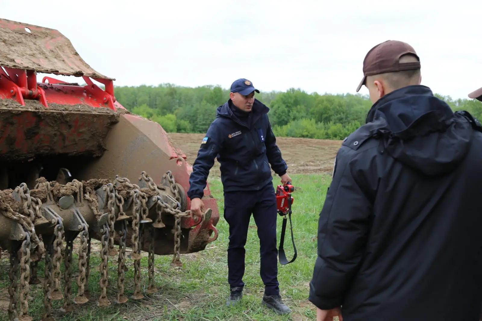 Інструктори ВПУ ЛДУ БЖД демонструють машини механізованого розмінування під час заняття для ліцеїстів Вінницького ліцею МВС