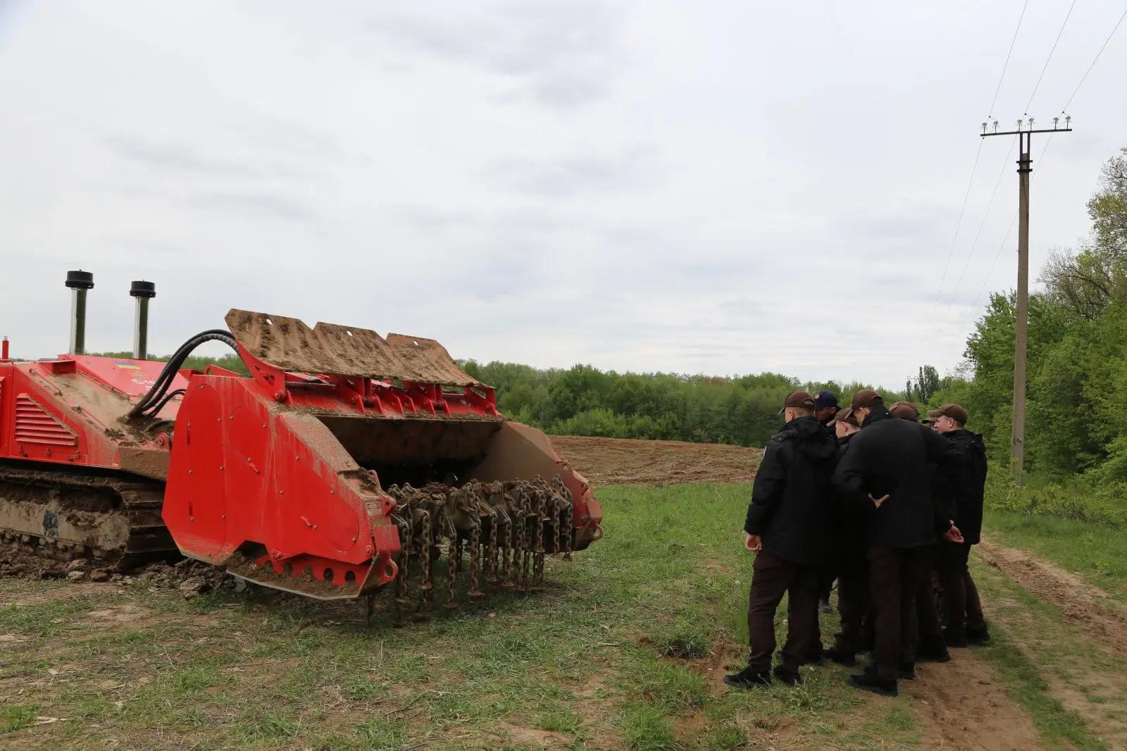 Інструктори ВПУ ЛДУ БЖД демонструють машини механізованого розмінування під час заняття для ліцеїстів Вінницького ліцею МВС