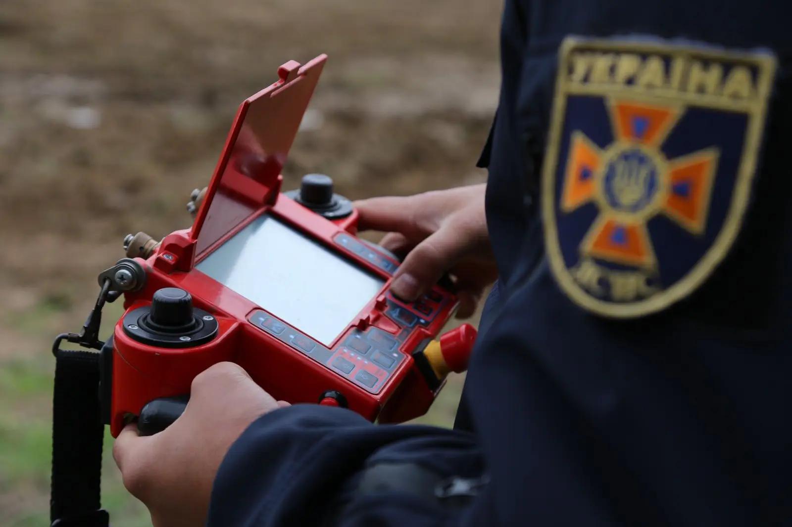 Інструктори ВПУ ЛДУ БЖД демонструють машини механізованого розмінування під час заняття для ліцеїстів Вінницького ліцею МВС