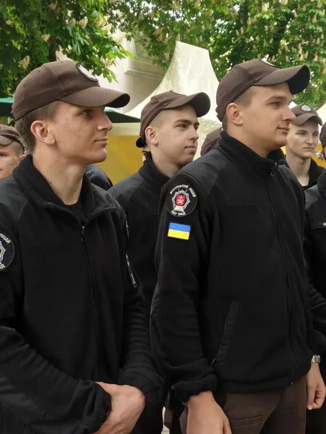 Ліцеїсти Вінницького ліцею на книжковому фестивалі VinBookFest 2025 біля вежі Артинова у Вінниці