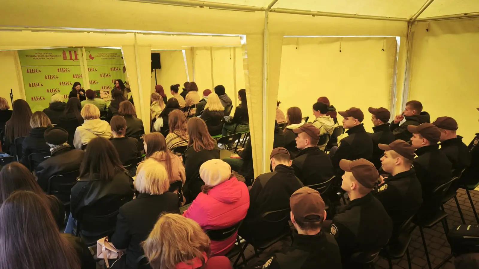 Ліцеїсти Вінницького ліцею на книжковому фестивалі VinBookFest 2025 біля вежі Артинова у Вінниці