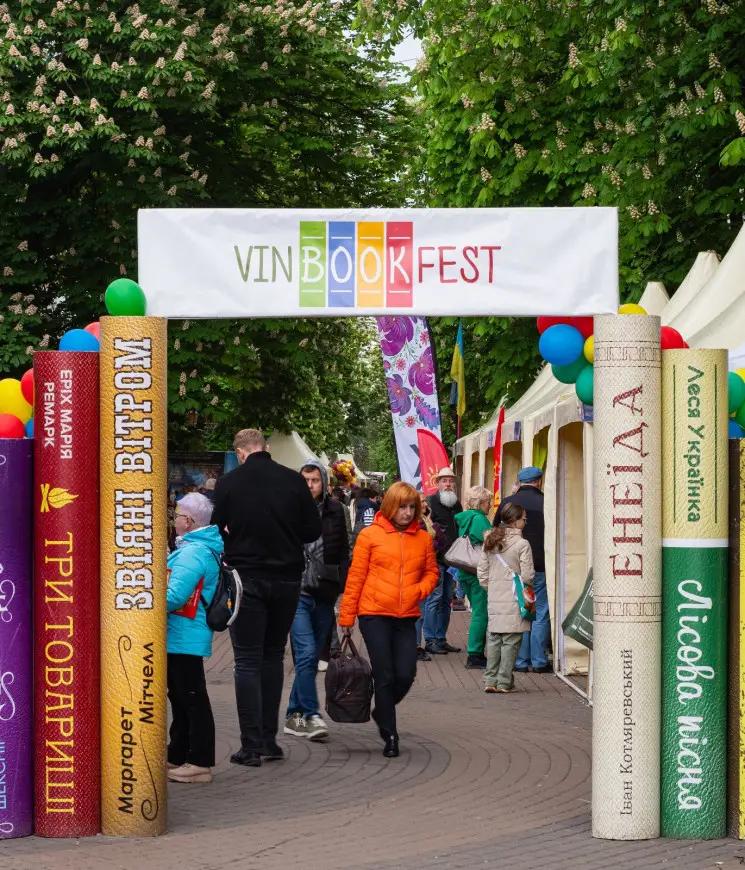 Ліцеїсти Вінницького ліцею на книжковому фестивалі VinBookFest 2025 біля вежі Артинова у Вінниці