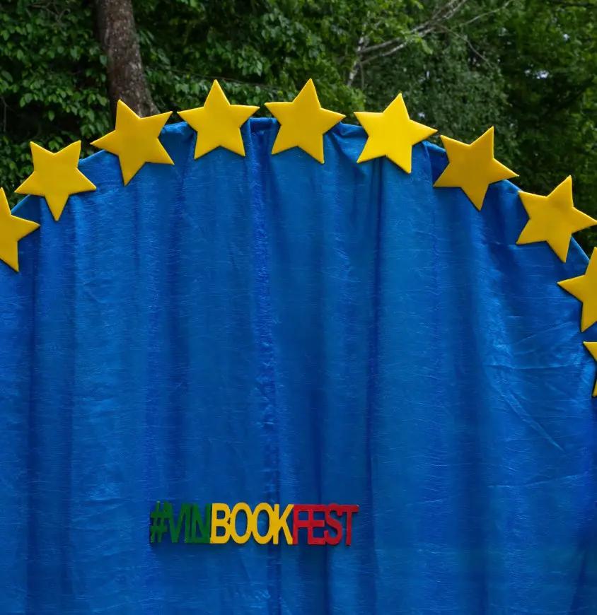 Ліцеїсти Вінницького ліцею на книжковому фестивалі VinBookFest 2025 біля вежі Артинова у Вінниці