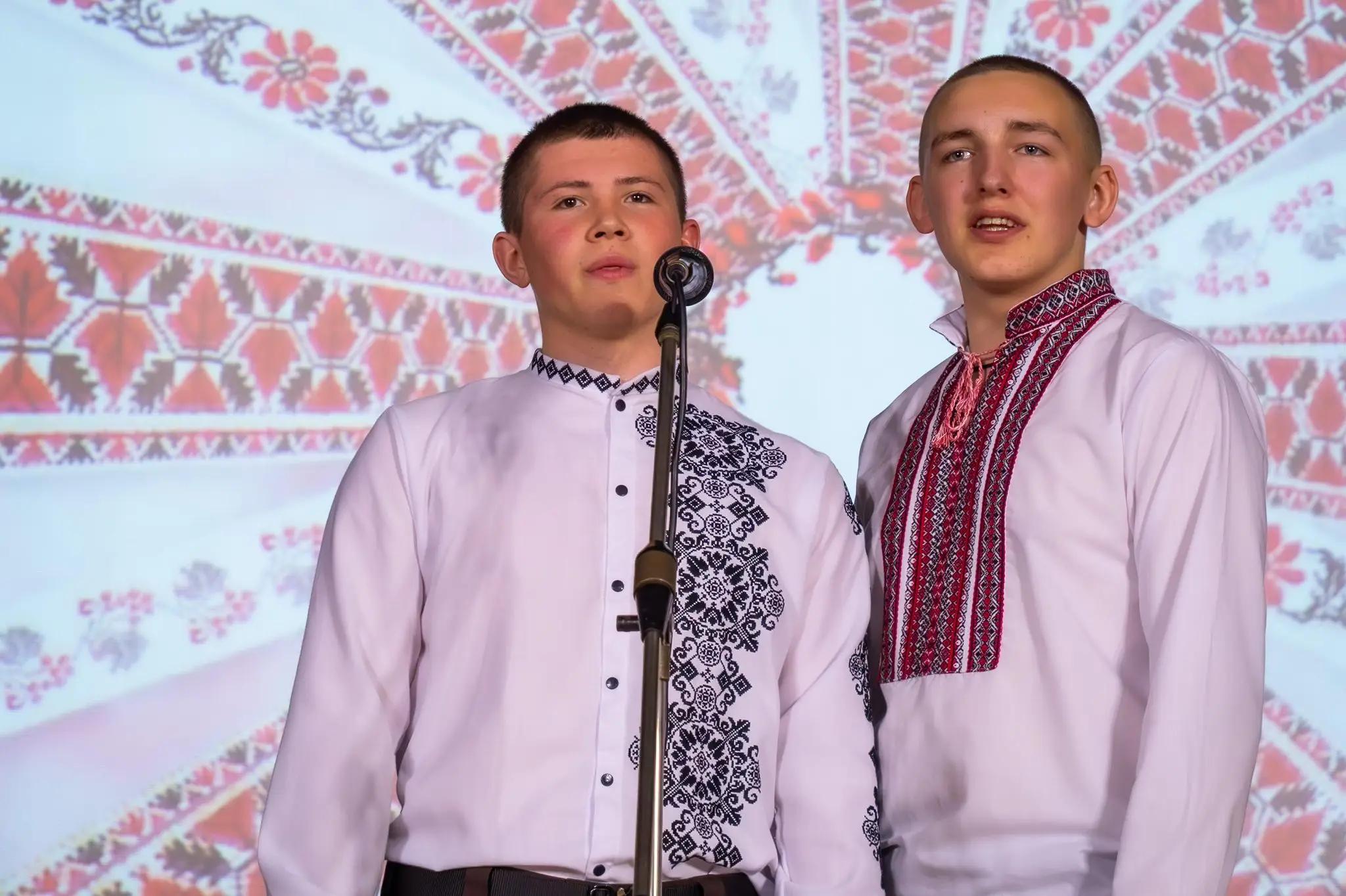 Ліцеїсти та гості у вишиванках виступають на сцені під час святкового концерту у Вінницькому ліцеї