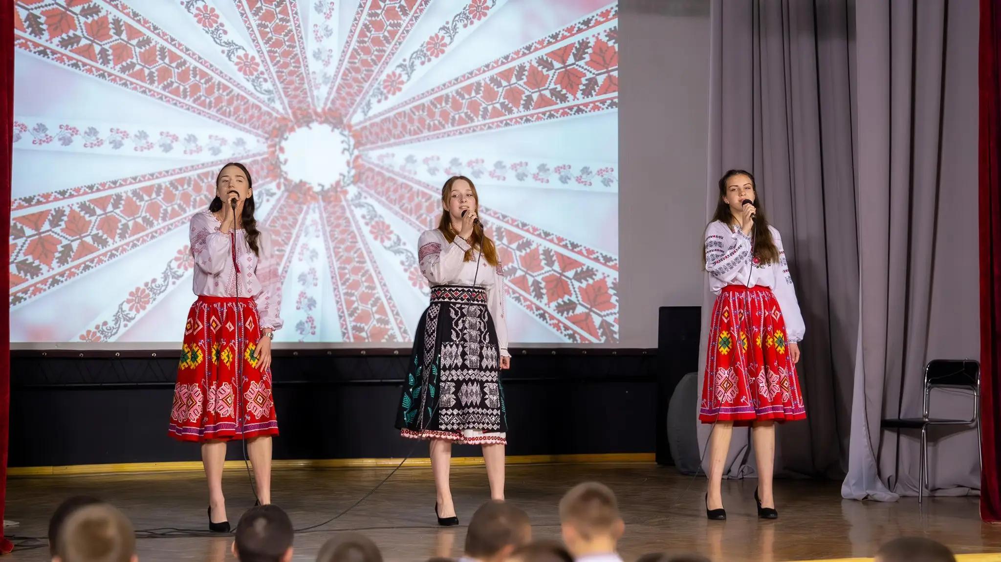 Ліцеїсти та гості у вишиванках виступають на сцені під час святкового концерту у Вінницькому ліцеї