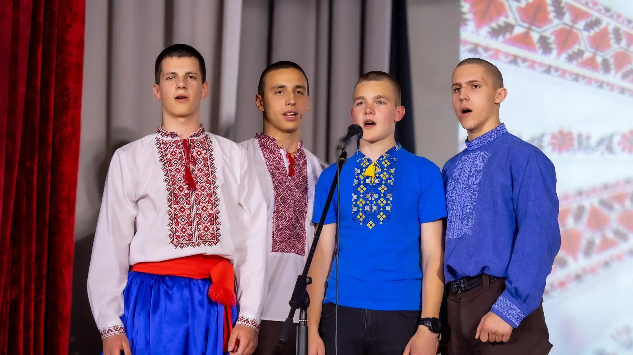 Ліцеїсти та гості у вишиванках виступають на сцені під час святкового концерту у Вінницькому ліцеї
