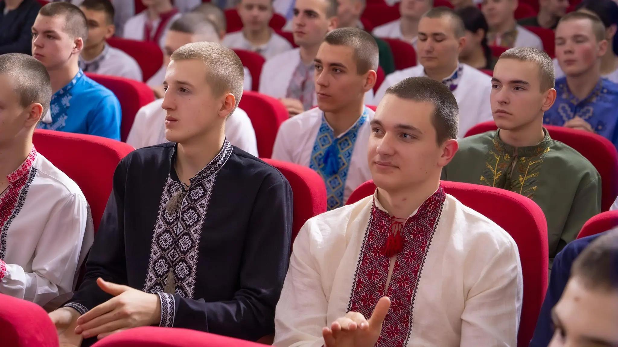 Ліцеїсти та гості у вишиванках виступають на сцені під час святкового концерту у Вінницькому ліцеї