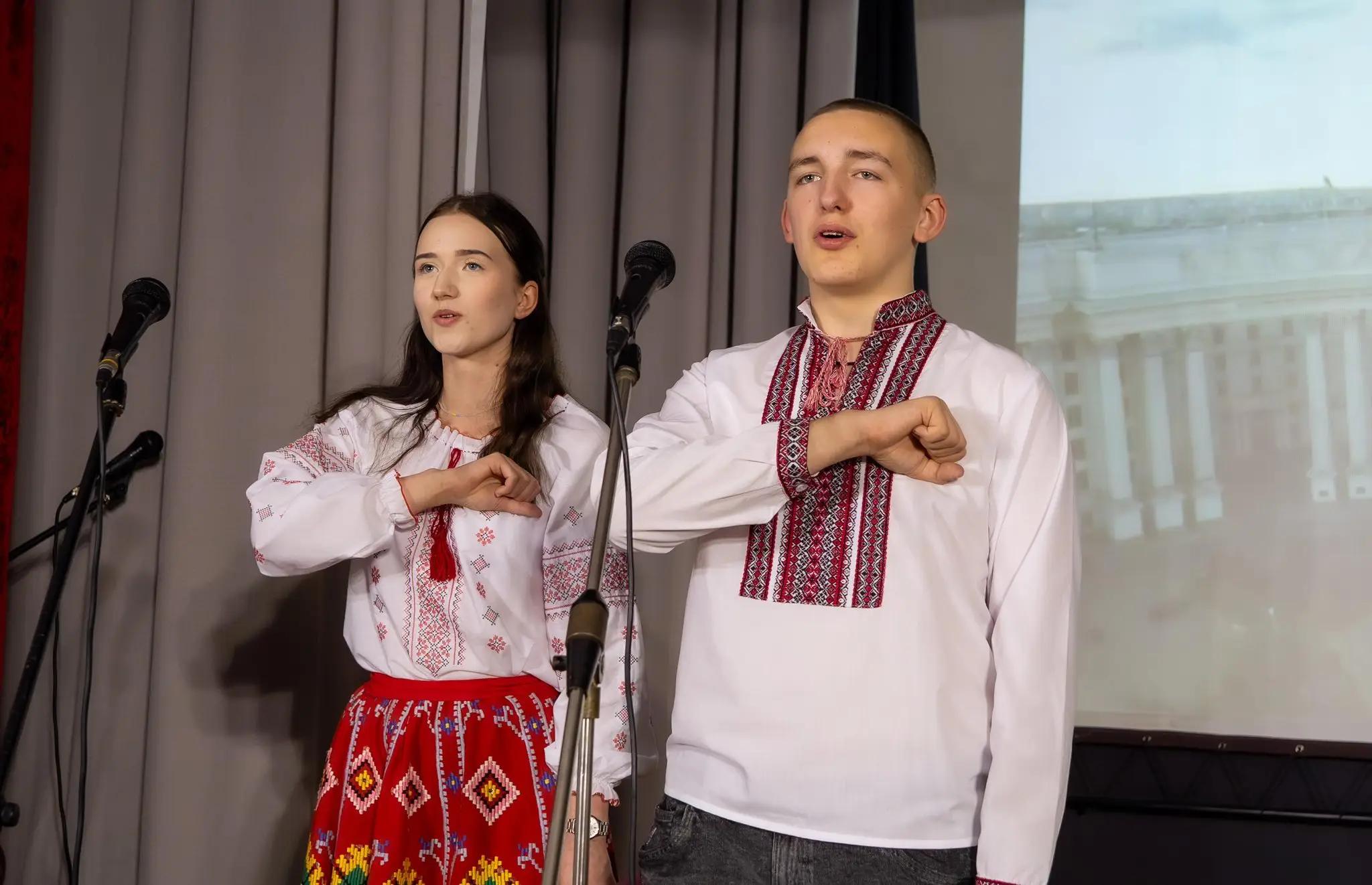 Ліцеїсти та гості у вишиванках виступають на сцені під час святкового концерту у Вінницькому ліцеї