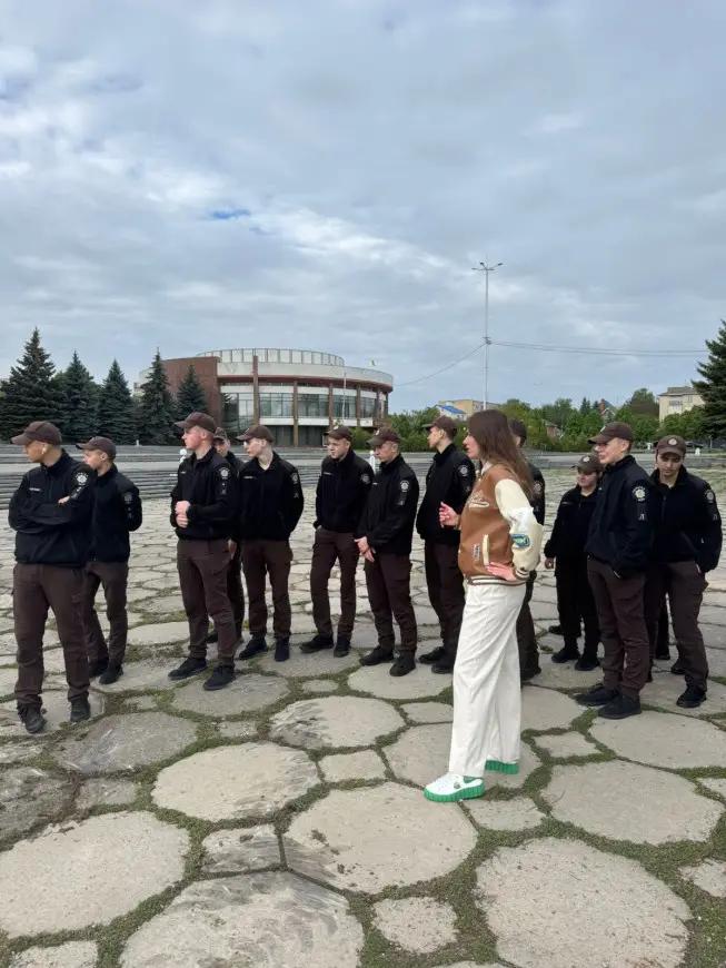 Ліцеїсти 13 групи під час уроку-реконструкції «День пам’яті та примирення» в історичних локаціях Вінниці