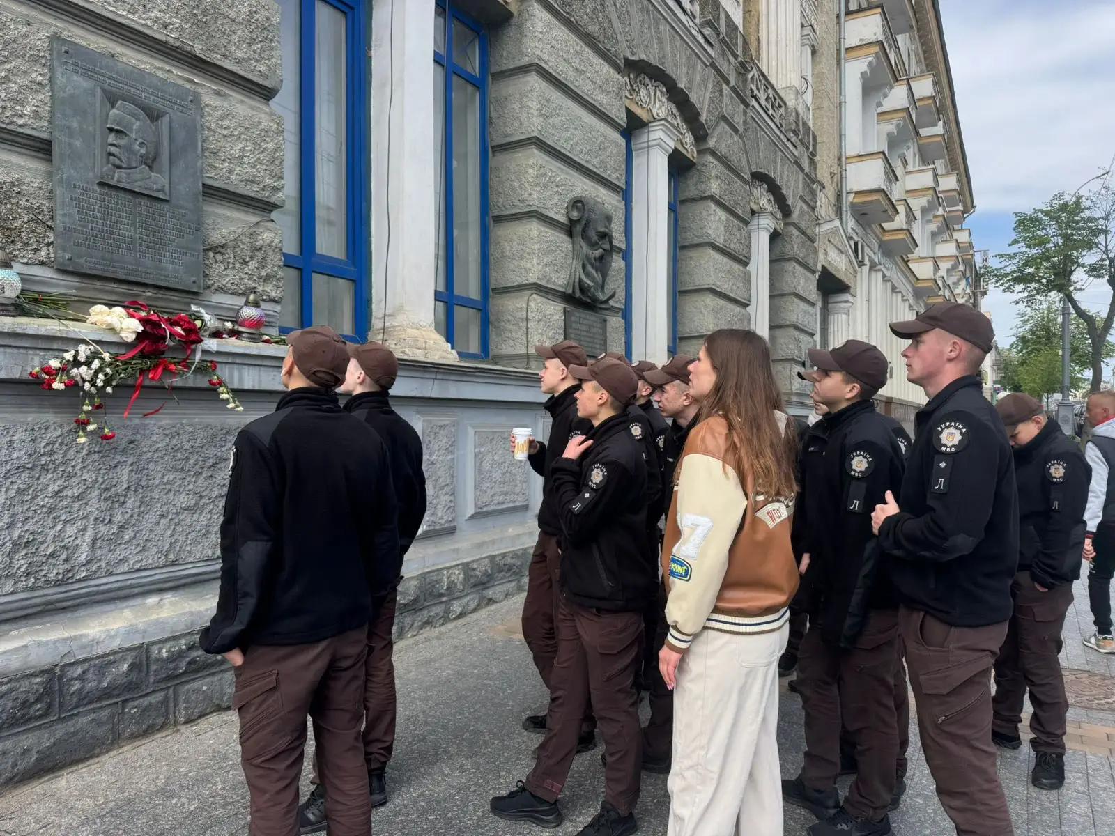 Ліцеїсти 13 групи під час уроку-реконструкції «День пам’яті та примирення» в історичних локаціях Вінниці