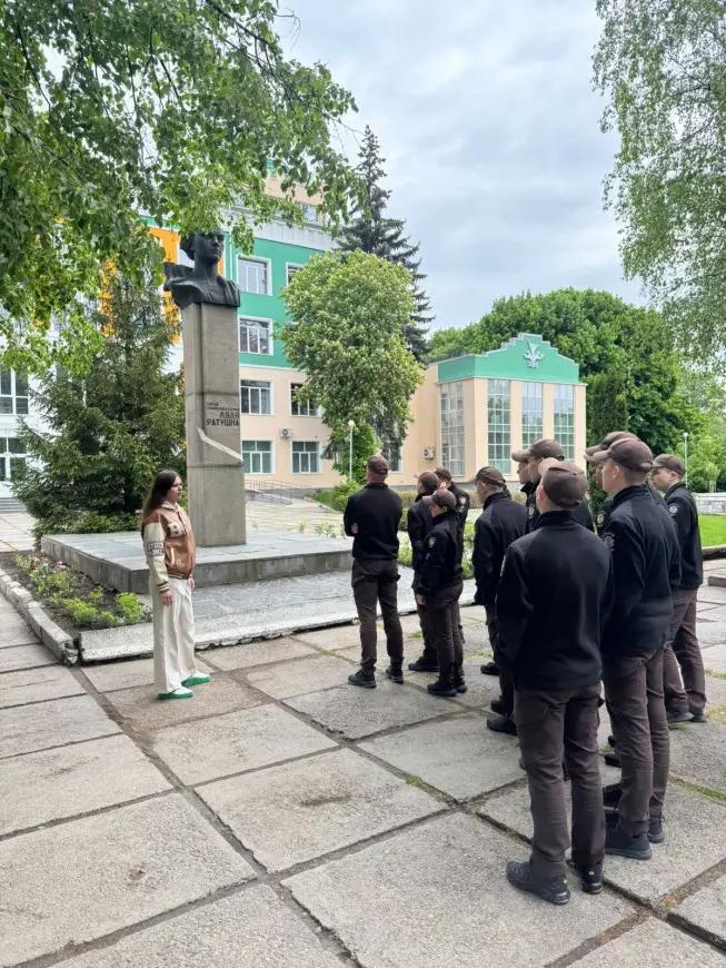 Ліцеїсти 13 групи під час уроку-реконструкції «День пам’яті та примирення» в історичних локаціях Вінниці