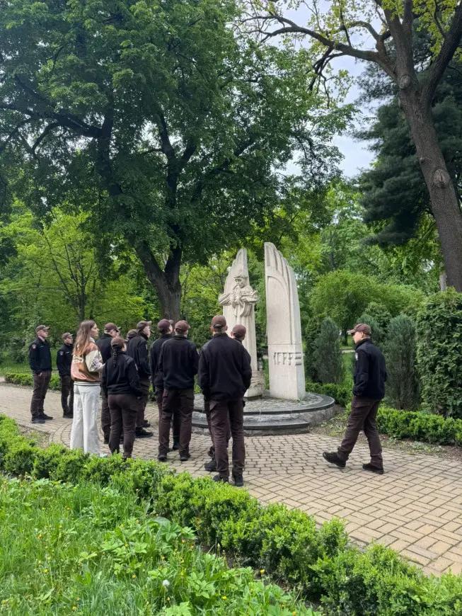 Ліцеїсти 13 групи під час уроку-реконструкції «День пам’яті та примирення» в історичних локаціях Вінниці