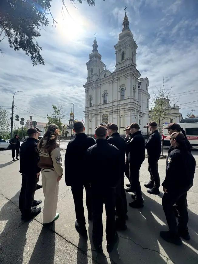Ліцеїсти 13 групи під час уроку-реконструкції «День пам’яті та примирення» в історичних локаціях Вінниці